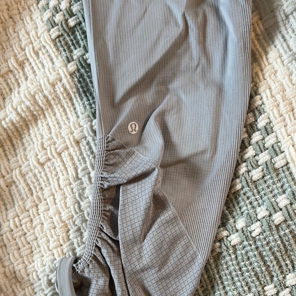 Gray Lululemon cropped leggings - Picture 5 of 5